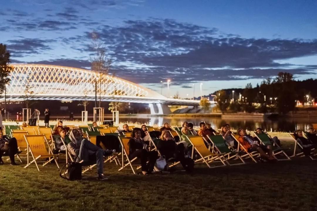 Náplavka Praha v noci